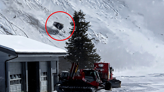 Ve švýcarském středisku se utrhla kabina lanovky a zřítila se ze svahu. Jeden mrtvý