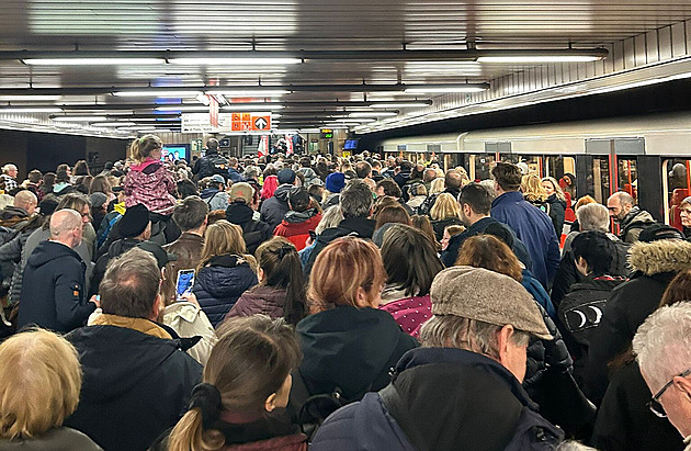 Lidé kvůli demonstraci zahltili metro, soupravy ve stanici nezastavovaly