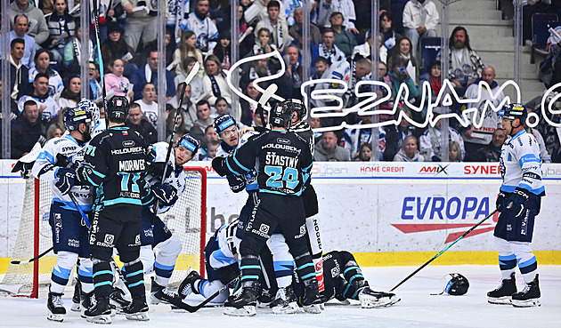 Liberec nepustil karlovarské fanoušky do  haly. Prali se mezi sebou, přijela i policie