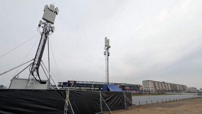 Bez těchto dočasných 5G vysílačů by na Letné zůstala většina bez signálu. Na demonstraci přišlo čtvrt milionu lidí