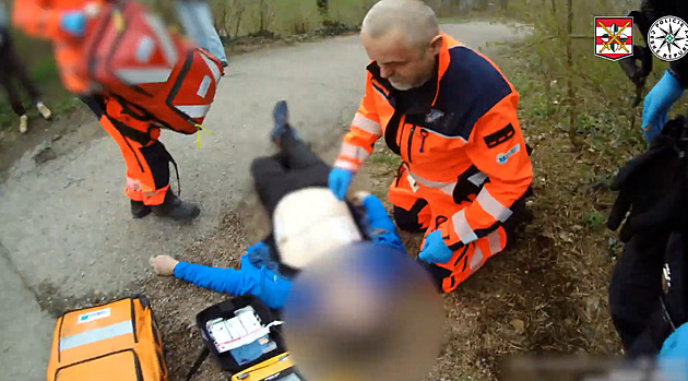 Roztrhnout dres, připojit elektrody. Policisté na Kraví hoře oživovali cyklistu