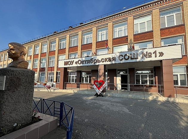 Zakažte klasiky, kritizují režim, vystřelil si vtipálek z ruských škol. Ty ho poslechly