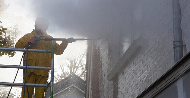Čištění fasády po zimě: Jak se zbavit řas a nečistot svépomocí