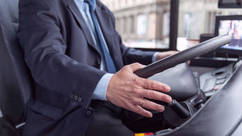Opilý řidič autobusu u Přerova narazil do stromu. Nadýchal téměř 3 promile