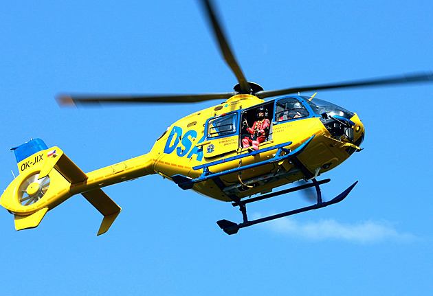 Na dálnici D11 u Prahy havarovalo osobní auto, zraněna je řidička a dítě