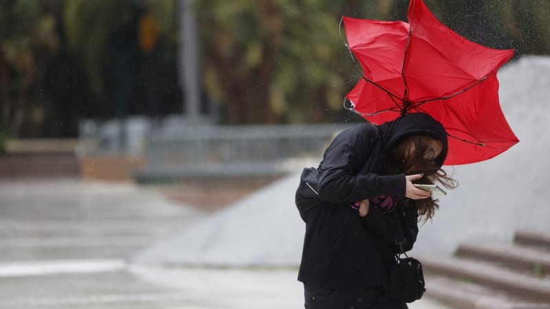 Sledujte RADAR: Takřka letní teploty, pak přijde ledová sprcha. Do Česka dorazí déšť i sníh