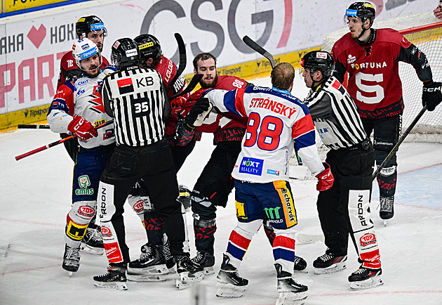 Emoce na Spartě, na led létaly kelímky. Divákům to nemáme za zlé, zní z Pardubic