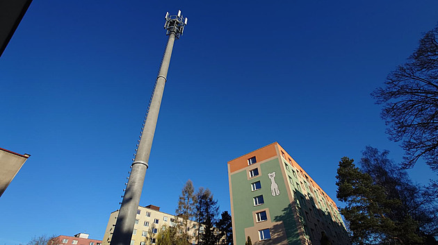 Sídliště ve Svitavách nově hyzdí vysílač. Na střechu ho dát nešlo, říká starosta
