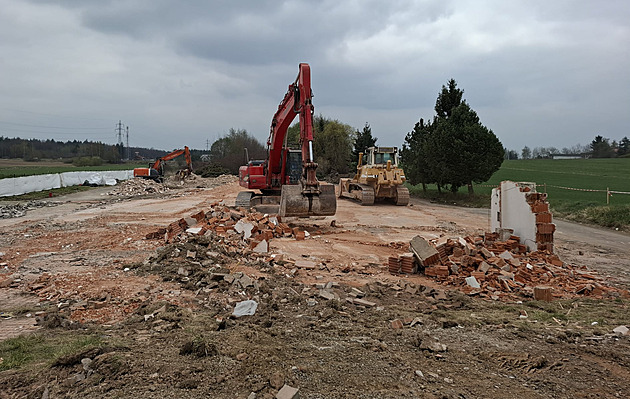 Symbol sporu o D3 šel k zemi, ŘSD zbouralo motocentrum Bratránkových u Tábora