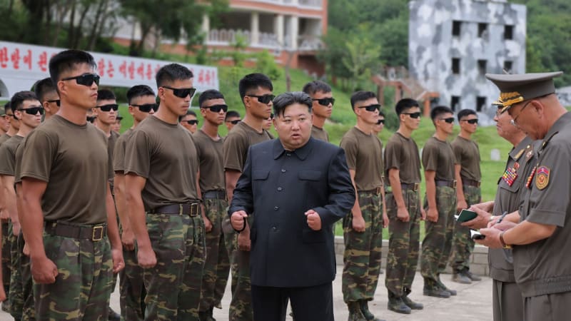 Severní Korea posílá Rusku vojáky s překvapivým úkolem. Pomoci mají Putinovi i Kimovi