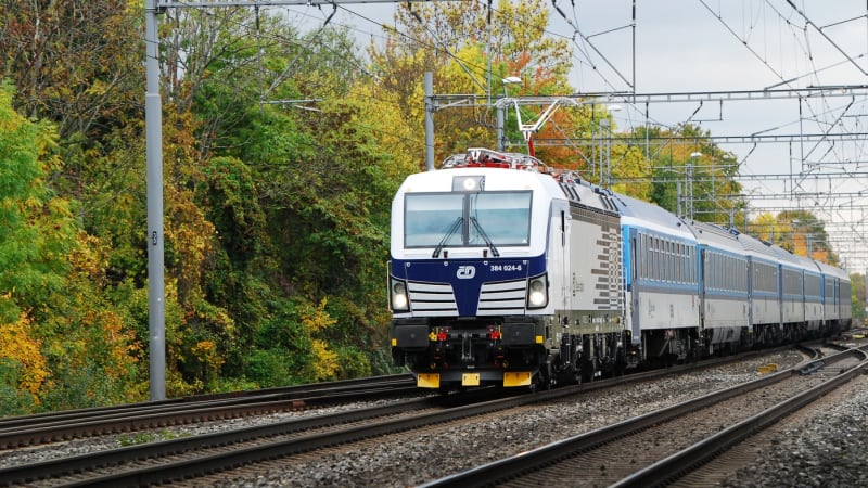 V Červeném Újezdu vykolejil osobní vlak s desítkami cestujících. Provoz na koridoru stojí