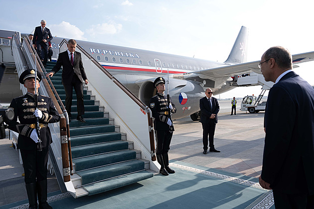 Babiš si v Kazachstánu převzal řád a nabídl letouny. V Uzbekistánu ho vítaly billboardy