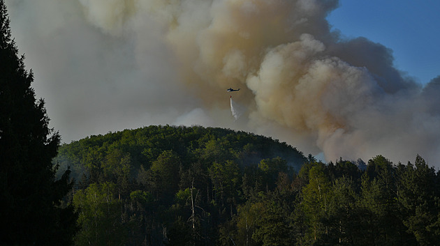 Hasiči zabránili dalšímu šíření požáru v Českém Švýcarsku. Na místo míří vrtulníky