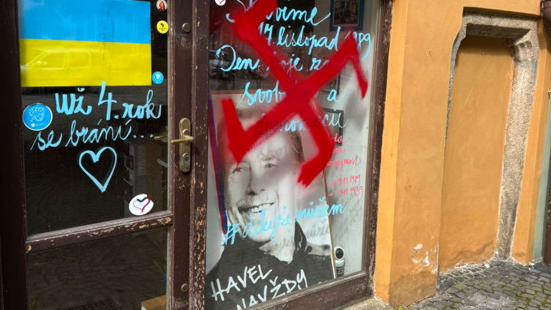Hákové kříže v Chebu? ANO vandalismus odsoudilo. Důsledek vaší šarády, viní vládu opozice