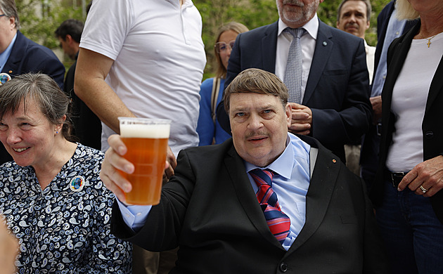 Na brněnském náměstí se hodovalo, ale i uráželo. Proti sjezdu vystoupil Rajchl