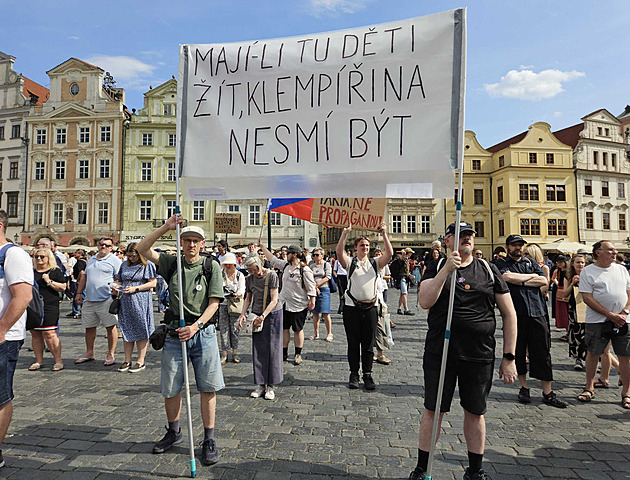Oto, zabal to, vzkázal Minář Klempířovi na demonstraci a představil novou petici