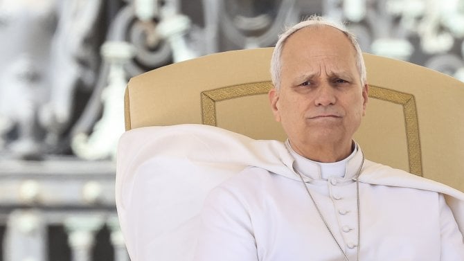 Papež se ostře pustil do AI. Algoritmy podle něj nesmí řídit válku ani pravdu