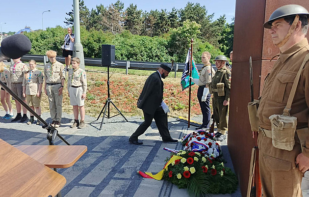 Desítky lidí si u památníku parašutistů připomněly výročí atentátu na Heydricha