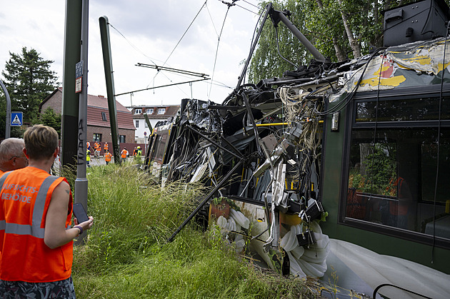 V Berlíně havarovala tramvaj, skončila s rozpáraným bokem, 20 lidí je zraněných