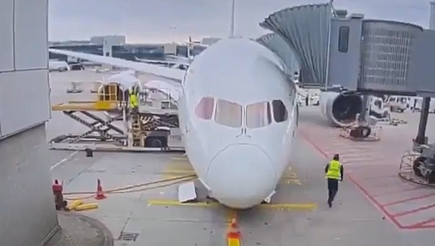 VIDEO: Boeingu Lufthansy se na letišti zbortil podvozek, „plácl“ sebou o zem