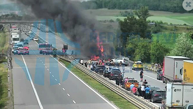 Peklo na D2 před Brnem. První nehodu nepřežil řidič, při další hoří dvě auta