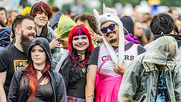 Navzdory dešti. Na Rock for People míří tisíce fanoušků, udeří Gorillaz