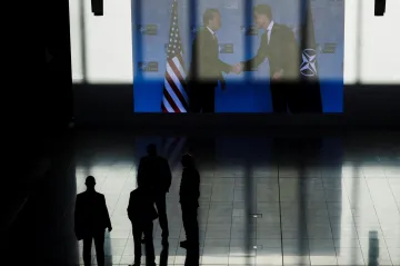 Zadržená stážistka v NATO pracovala pro Čínu, píše Reuters