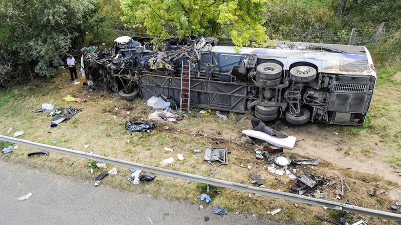 Tragická nehoda polského autobusu: Zemřelo 12 lidí, na místě je mnoho zraněných