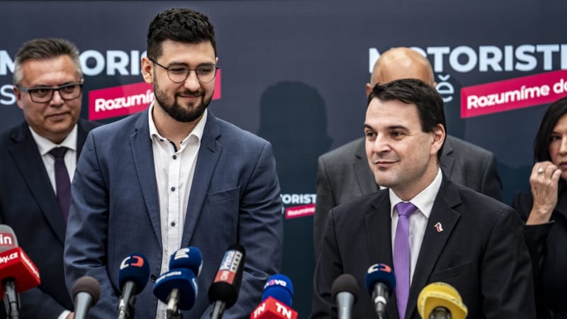 Rozbijeme šedivé radnice, slibují Motoristé do voleb. Podle Macinky se nepolepší