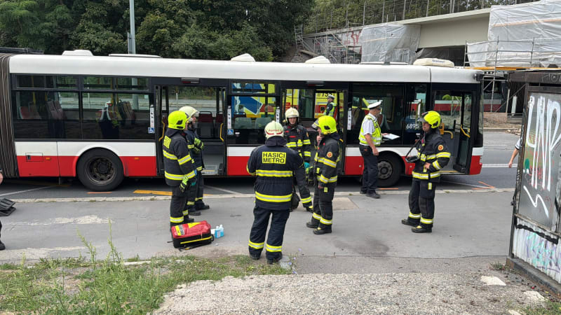 Havárie autobusu v pražské Krči: Na místě jsou zranění